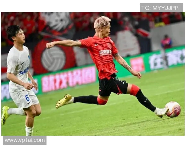 当红足球球星赛场怒火难平引发球队内部气氛紧张