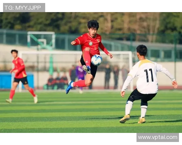 足坛前锋巨星成长之路与绿茵赛场辉煌瞬间全景解读 足坛前锋巨星成长之路与绿茵赛场辉煌瞬间全景解读