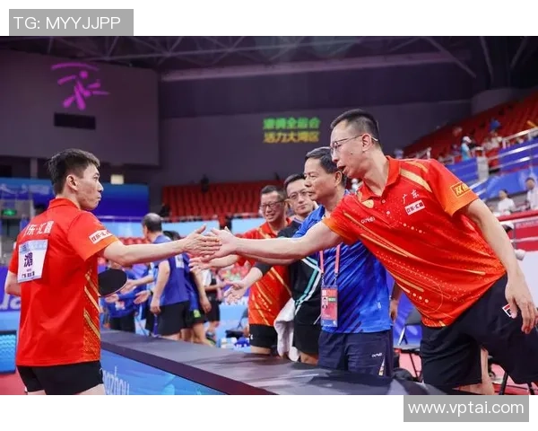 足球巨星化身乒乓球高手挑战自我展现运动天赋与技巧 足球巨星化身乒乓球高手挑战自我展现运动天赋与技巧